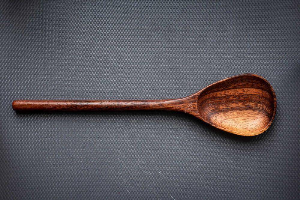 ilustrasi spatula kayu (Unsplash/Louis Hansel)