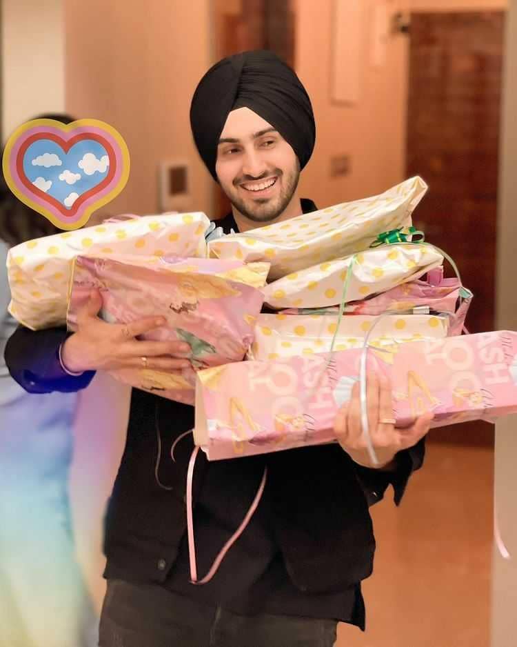 ulang tahun Neha Kakkar (instagram.com/nehakakkar)