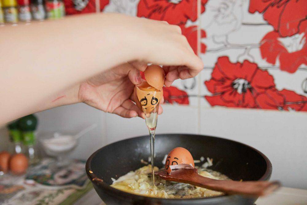 ilustrasi memasak telur (Unsplash/Tengyart)