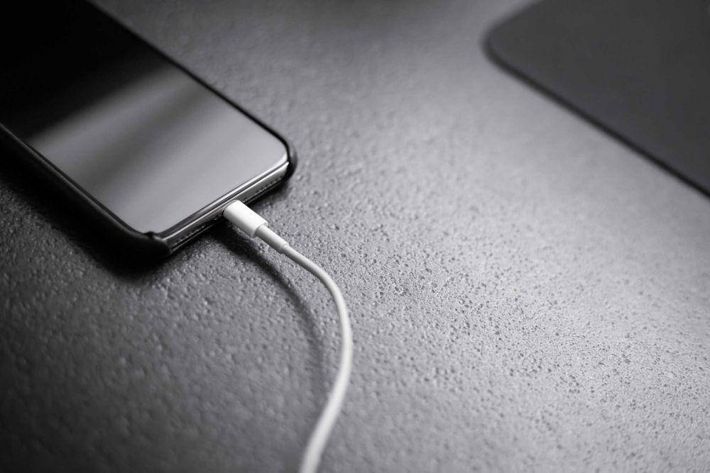 ilustrasi charger ponsel (Unsplash/Andreas Haslinger)