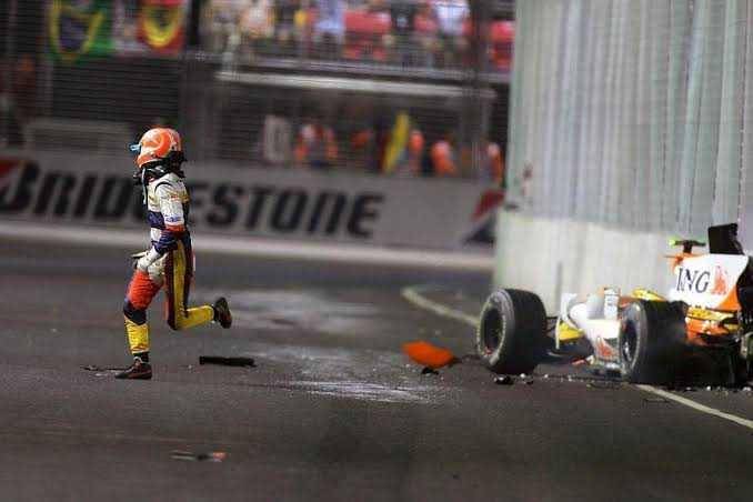 Piquet Jr menabrak dinding (thetimes.co.uk)