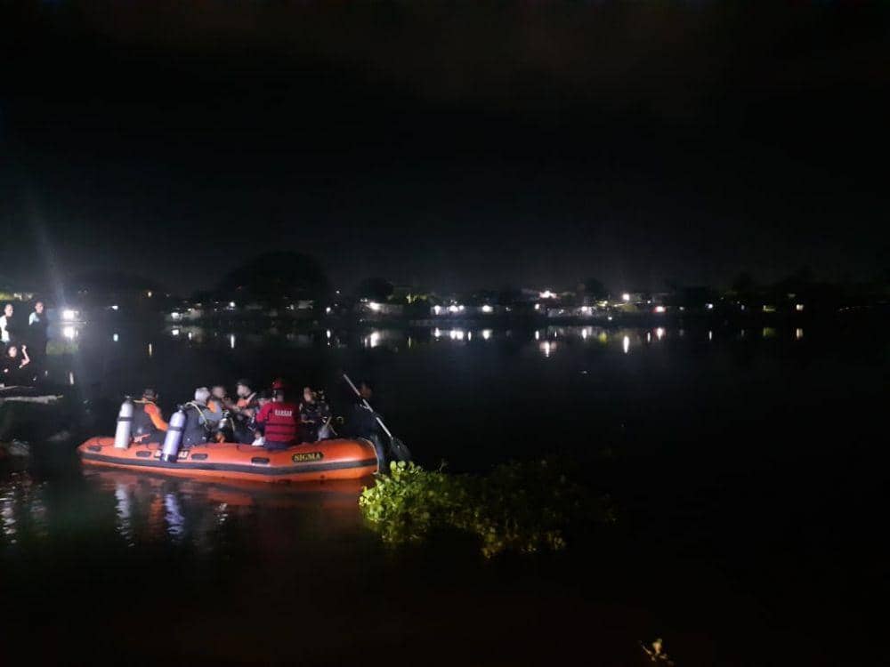 Proses pencarian korban tenggelam di Sungai Jeneberang oleh tim SAR bangungan/Basarnas Makassar