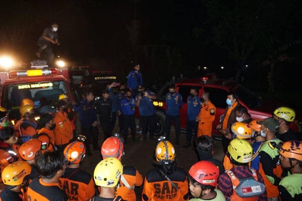 Proses pencarian korban tenggelam di Sungai Jeneberang oleh tim SAR bangungan/Basarnas Makassar
