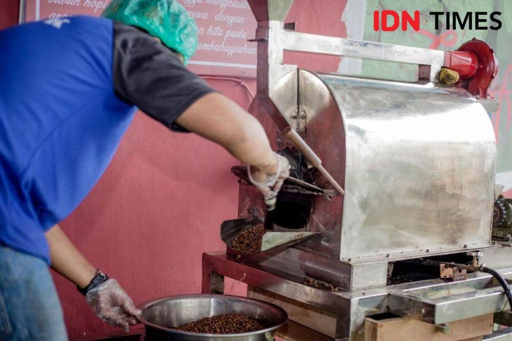 WBP Rutan Depok saat membuat olahan kopi. (IDNTimes/Dicky)
