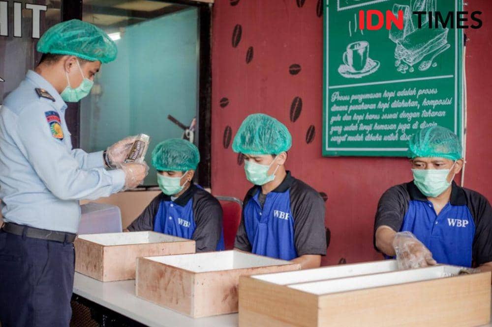 WBP Rutan Depok saat membuat olahan kopi. (IDNTimes/Dicky)
