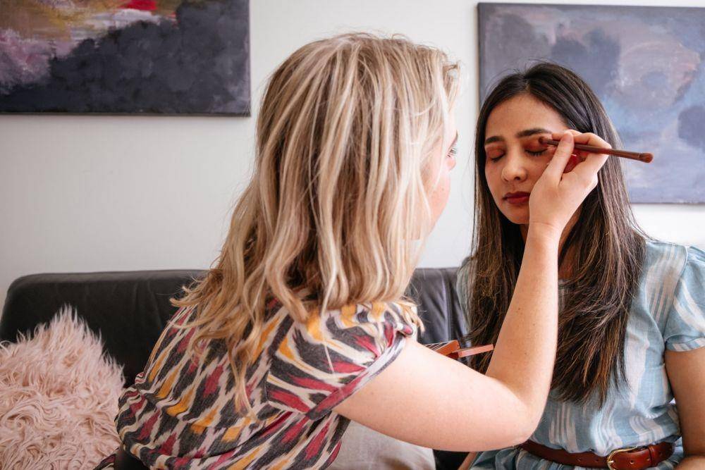 ilustrasi makeup (unsplash.com/Johan Mouchet)