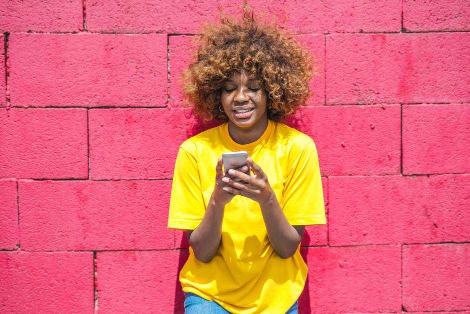 Seorang wanita memegang smartphone. (Pexels.com/Andrea Piacquadio)