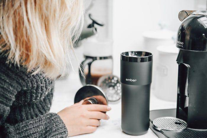 ilustrasi seorang wanita membuka tumbler (unsplash.com/Taylor Beach)