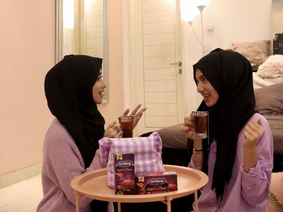 Pakai Baju Kembar, 10 Potret Shirin dan Darin yang Sulit Dibedakan