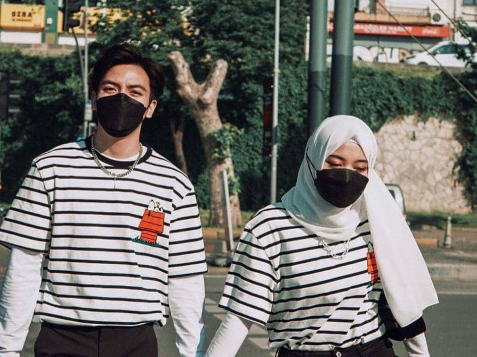 10 Potret Putri Delina dan Jeffry Reksa Pakai Baju Senada, Romantis!