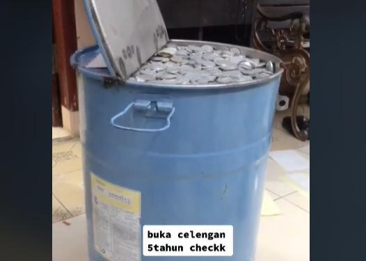 Viral Buka Celengan Receh di Drum Bekas, Isinya Sampai Rp20 Juta!