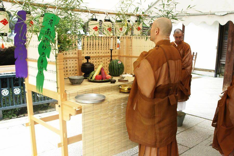 Rahib di Jepang melakukan ritual segaki. (kiyoshikojin.or.jp)