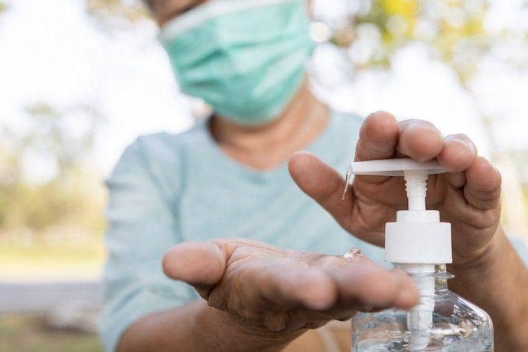 Menggunakan hand sanitizer (Shutterstock/CGN089)