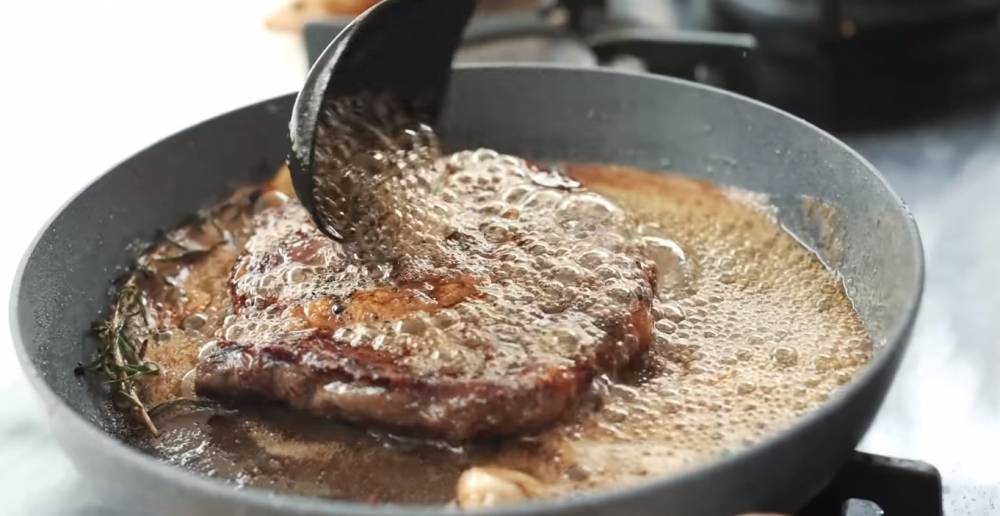 ilustrasi memasak steak dengan teknik basting. (youtube.com/Devina Hermawan)