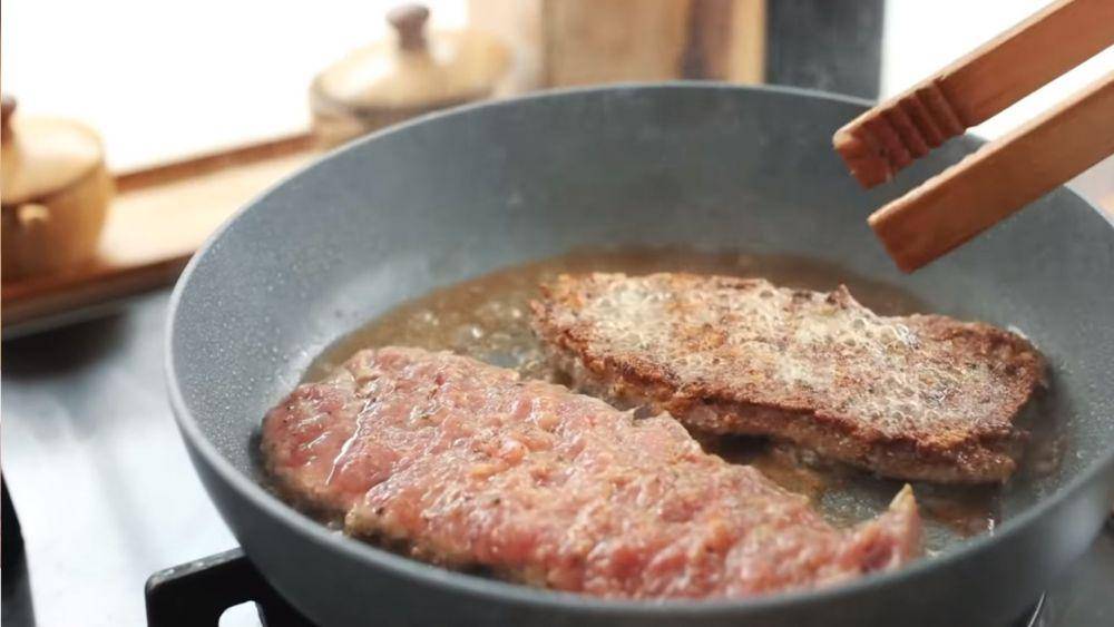 ilustrasi memasak daging steak. (Youtube.com/Devina Hermawan)