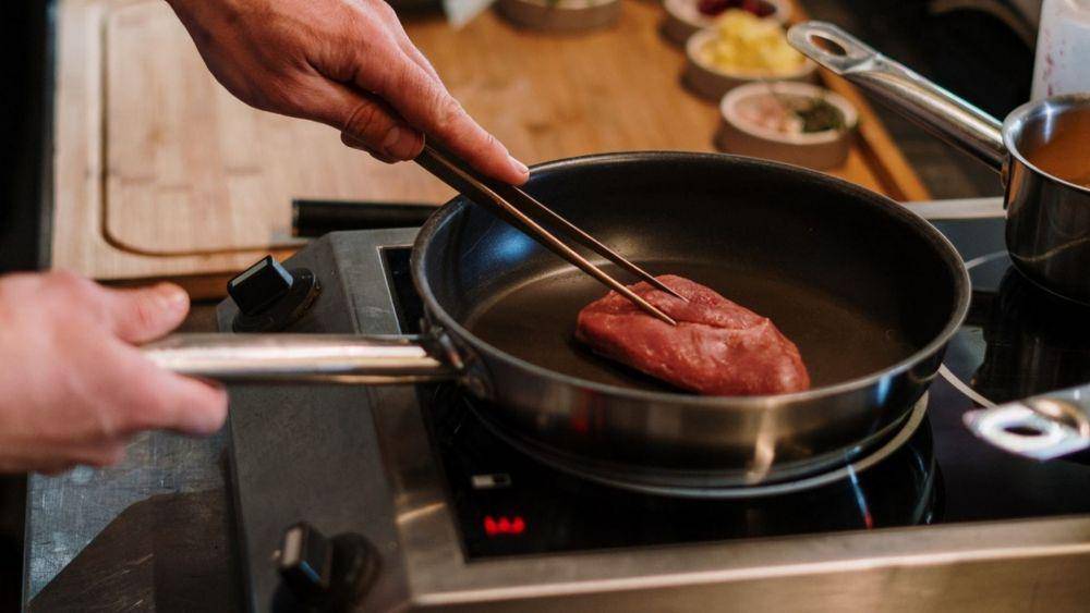 ilustrasi memasak steak. (pexels.com/cottonbro)