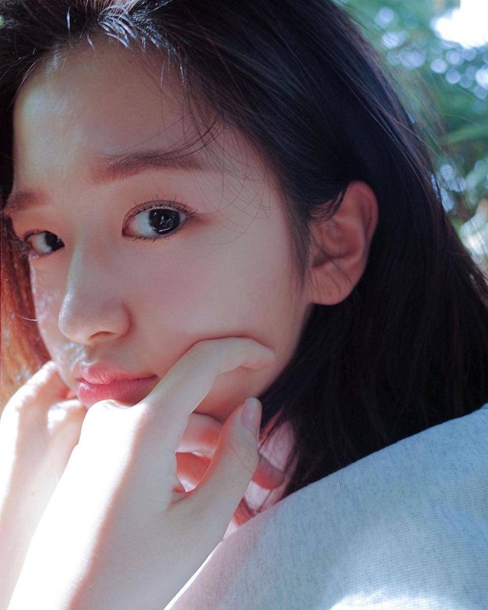 Ahn Yujin (instagram.com/_yujin_an)