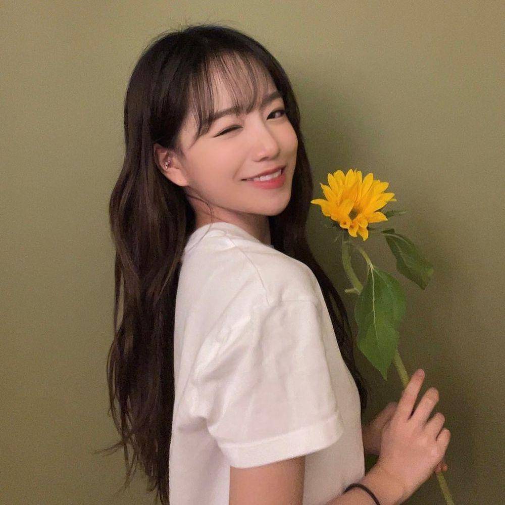 Jo Yuri (instagram.com/zo__glasss)