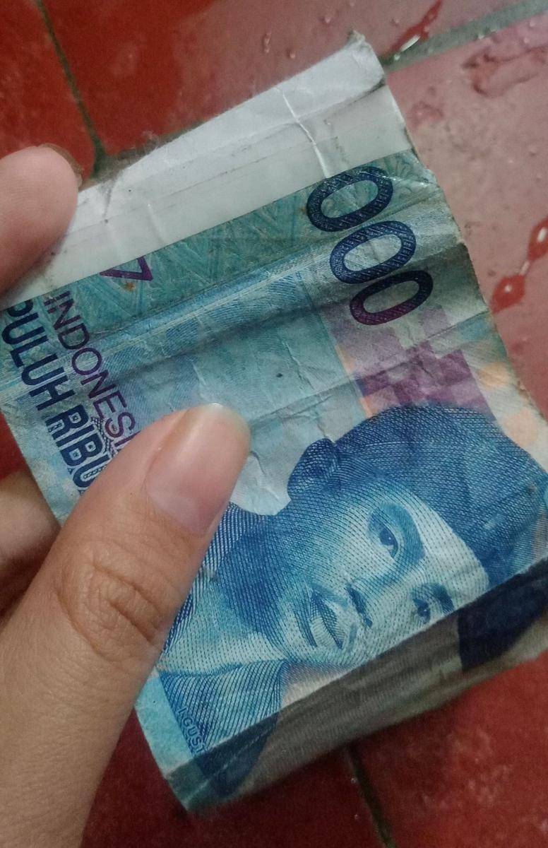 uang kembalian tambalan (twitter.com/tenlusions)