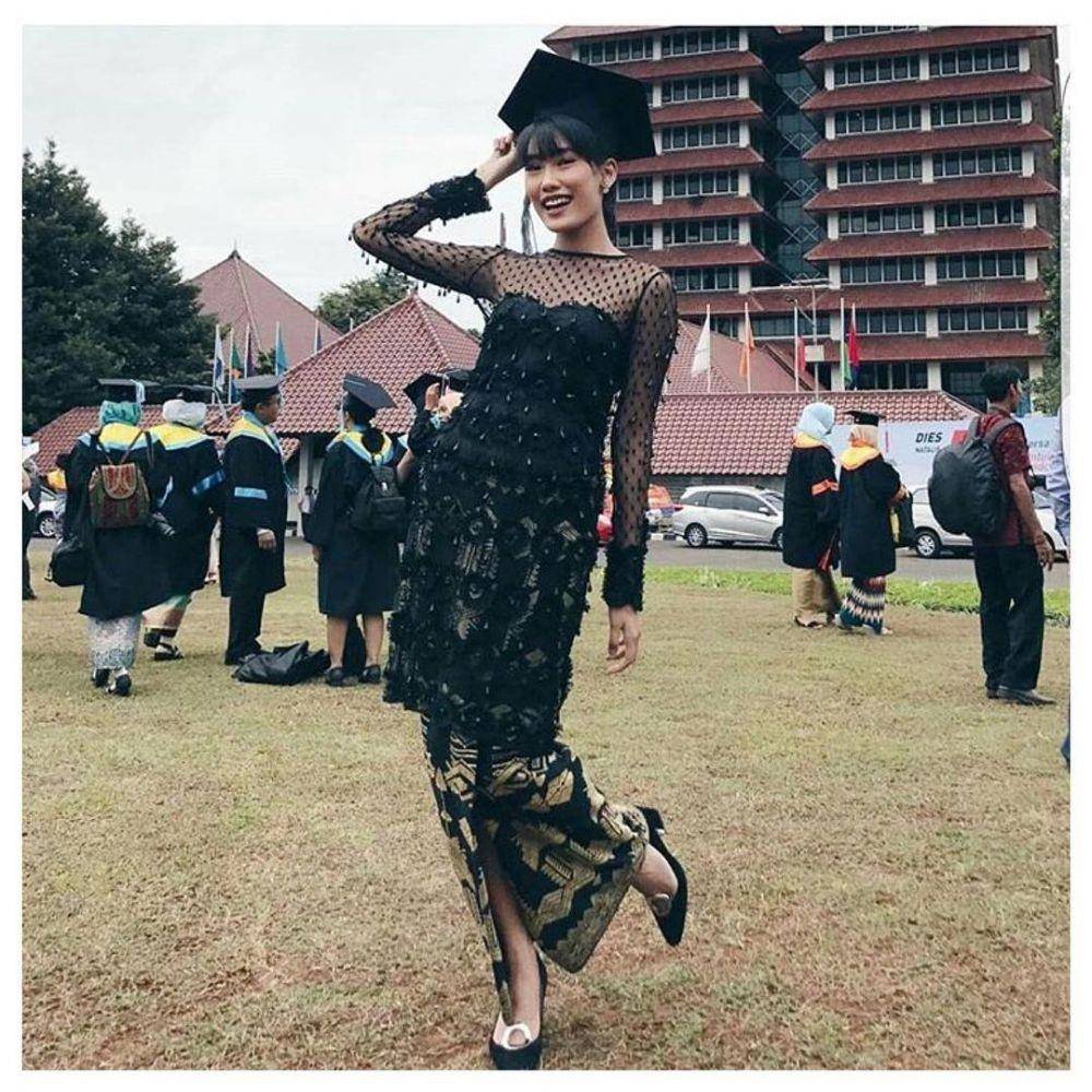 Kebaya wisuda Alika Islamadina. (instagram.com/svarna_byikatindonesia)