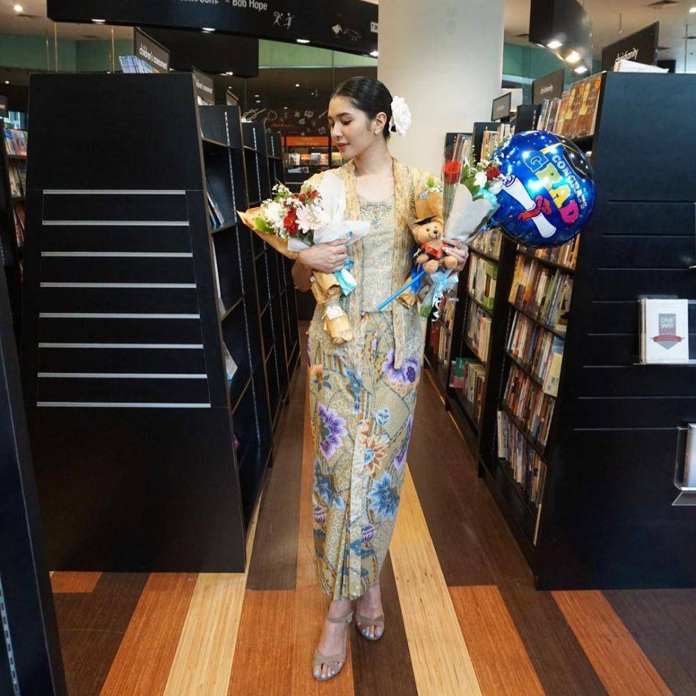 Kebaya wisuda Mikha Tambayong. (instagram.com/miktambayong)