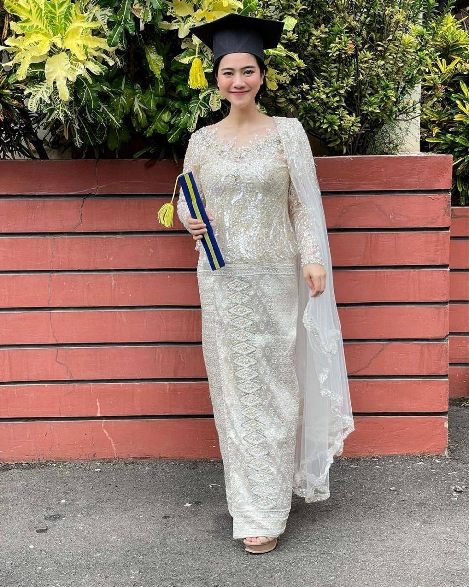 Kebaya wisuda Felicya Angelista. (instagram.com/felicyangelista_)