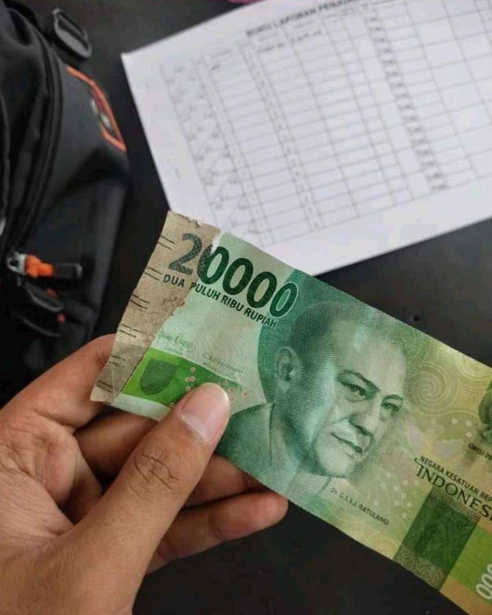 uang kembalian tambalan (twitter.com/ombotaakk)