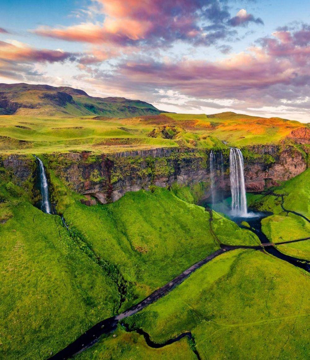 salah satu air terjun di Islandia (instagram.com/wheniniceland)