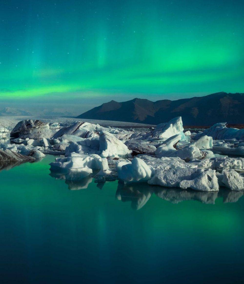 pemandangan aurora di Islandia (instagram.com/wheniniceland)