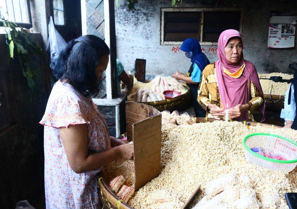Produksi tempe di Sanan tetap berjalan normal meski harga kedelai naik. IDN Times/Alfi Ramadana