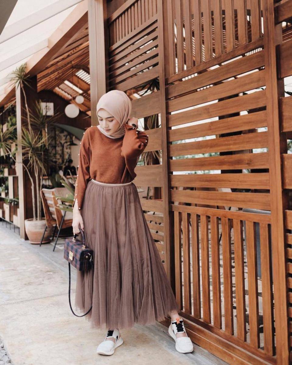 Outfit Ashry Rabani dengan bawahan rok (instagram.com/ashryrrabani)