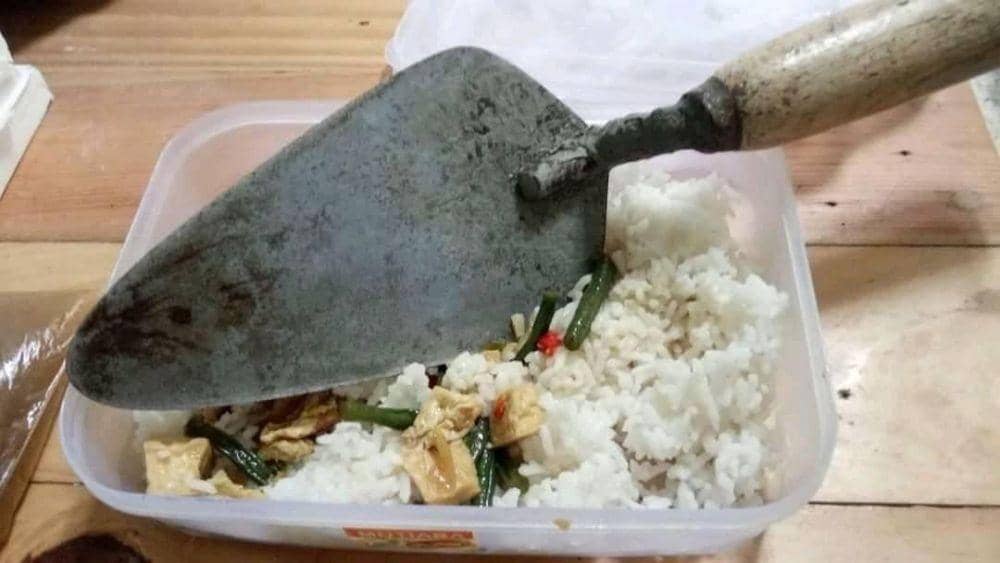 momen kebetulan saat makan (twitter.com/duniakuli)