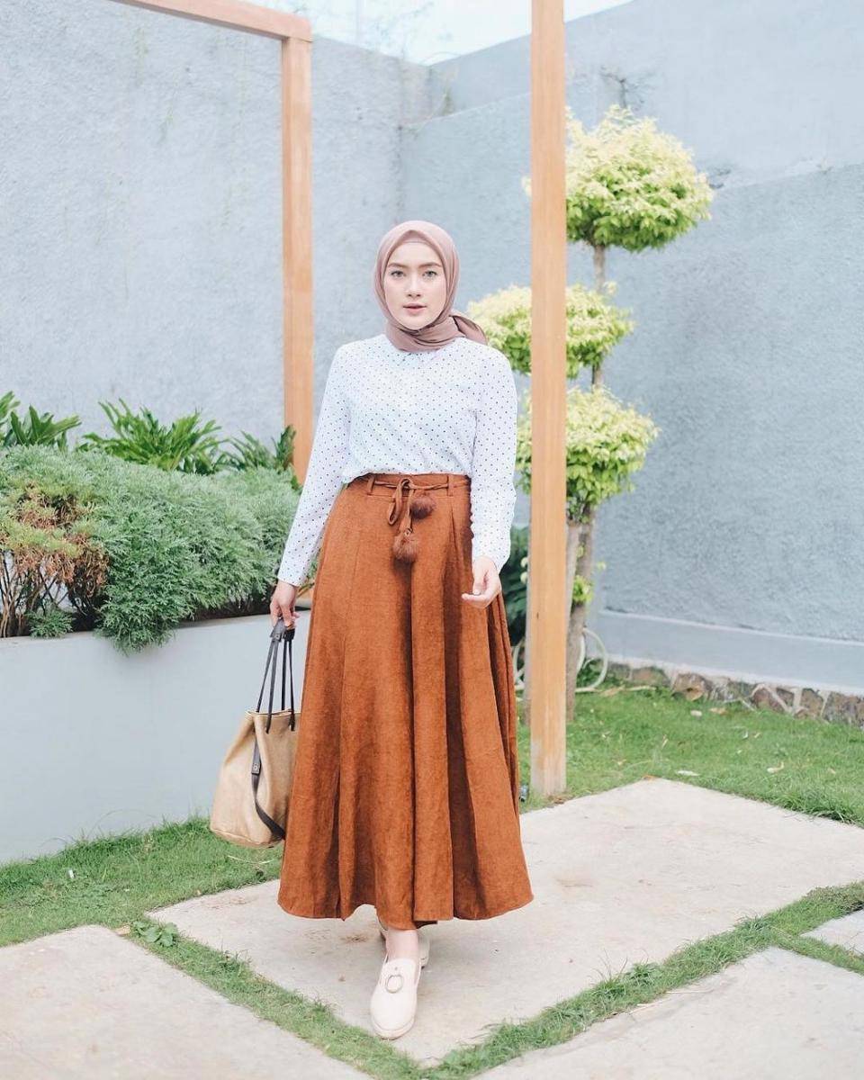 Outfit Ashry Rabani dengan bawahan rok (instagram.com/ashryrrabani)