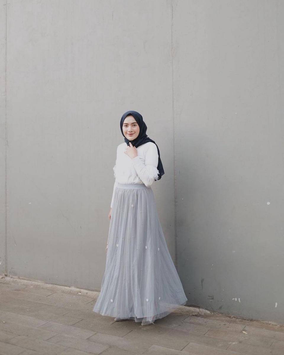 Outfit Ashry Rabani dengan bawahan rok (instagram.com/ashryrrabani)