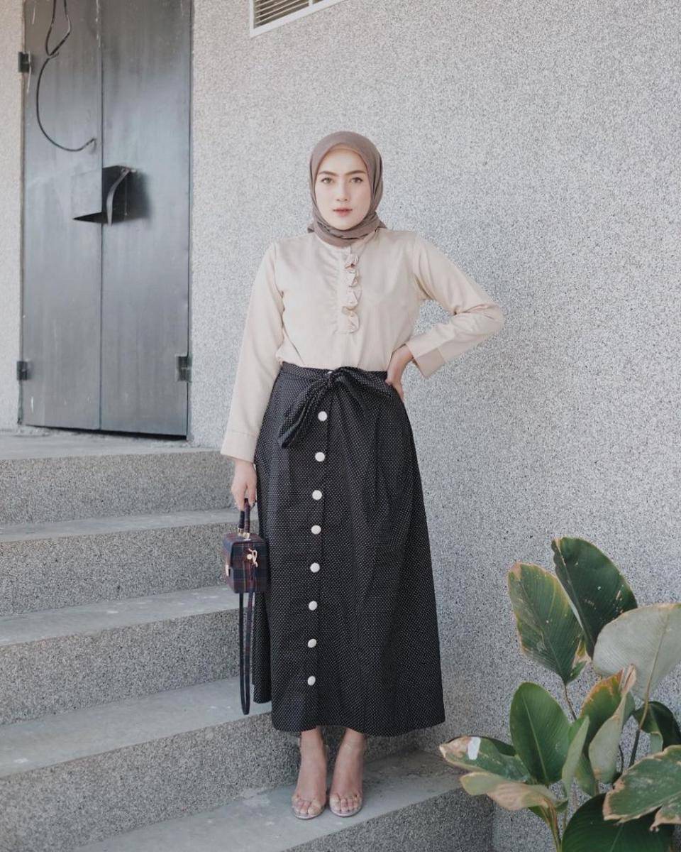 Outfit Ashry Rabani dengan bawahan rok (instagram.com/ashryrrabani)