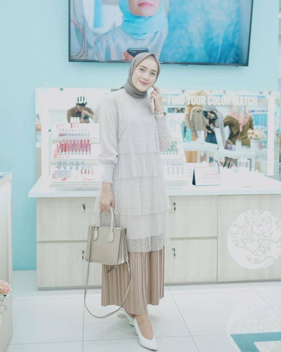 Outfit Ashry Rabani dengan bawahan rok (instagram.com/ashryrrabani)
