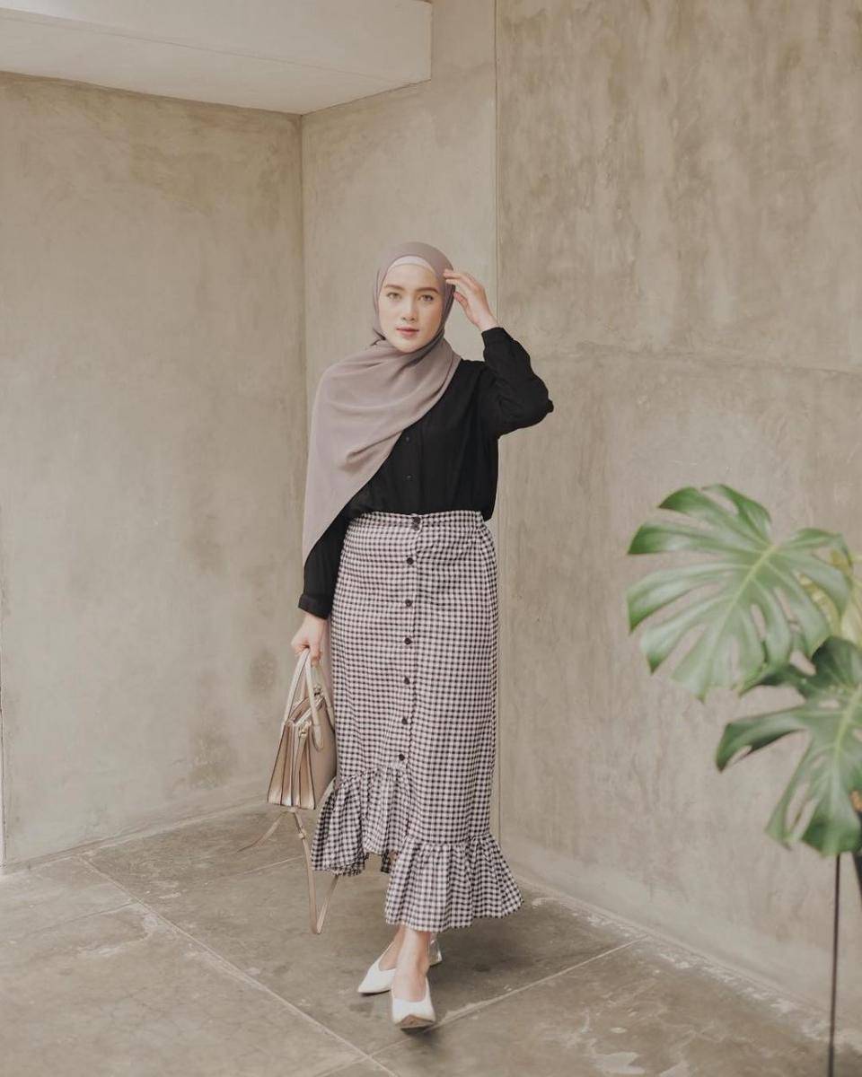 Outfit Ashry Rabani dengan bawahan rok (instagram.com/ashryrrabani)