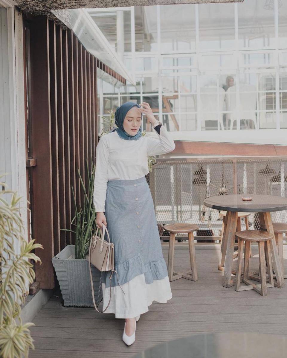 Outfit Ashry Rabani dengan bawahan rok (instagram.com/ashryrrabani)