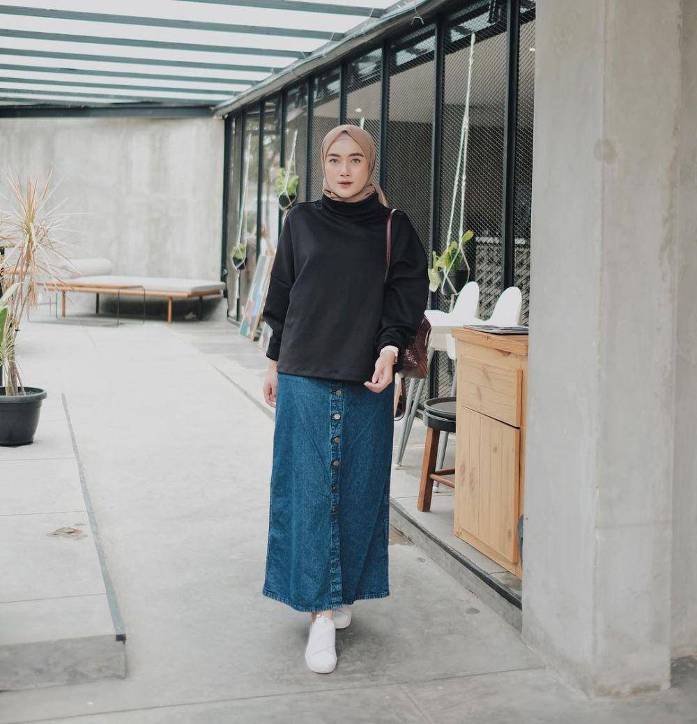 Outfit Ashry Rabani dengan bawahan rok (instagram.com/ashryrrabani)