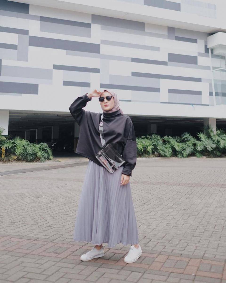 Outfit Ashry Rabani dengan bawahan rok (instagram.com/ashryrrabani)