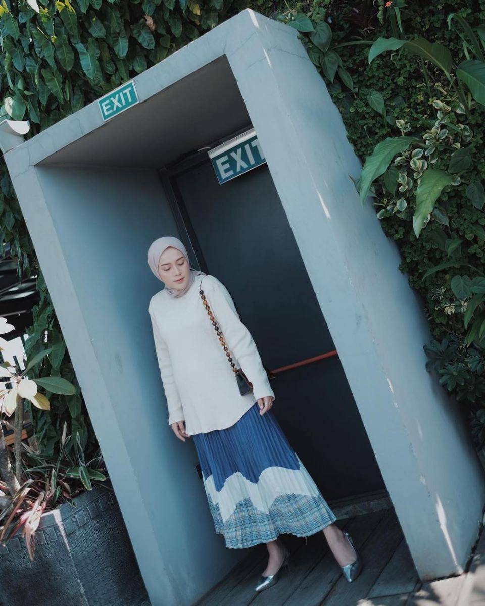 Outfit Ashry Rabani dengan bawahan rok (instagram.com/ashryrrabani)