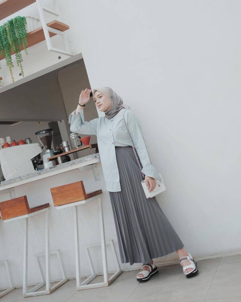 Outfit Ashry Rabani dengan bawahan rok (instagram.com/ashryrrabani)