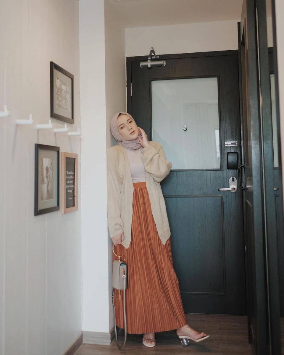 Outfit Ashry Rabani dengan bawahan rok (instagram.com/ashryrrabani)