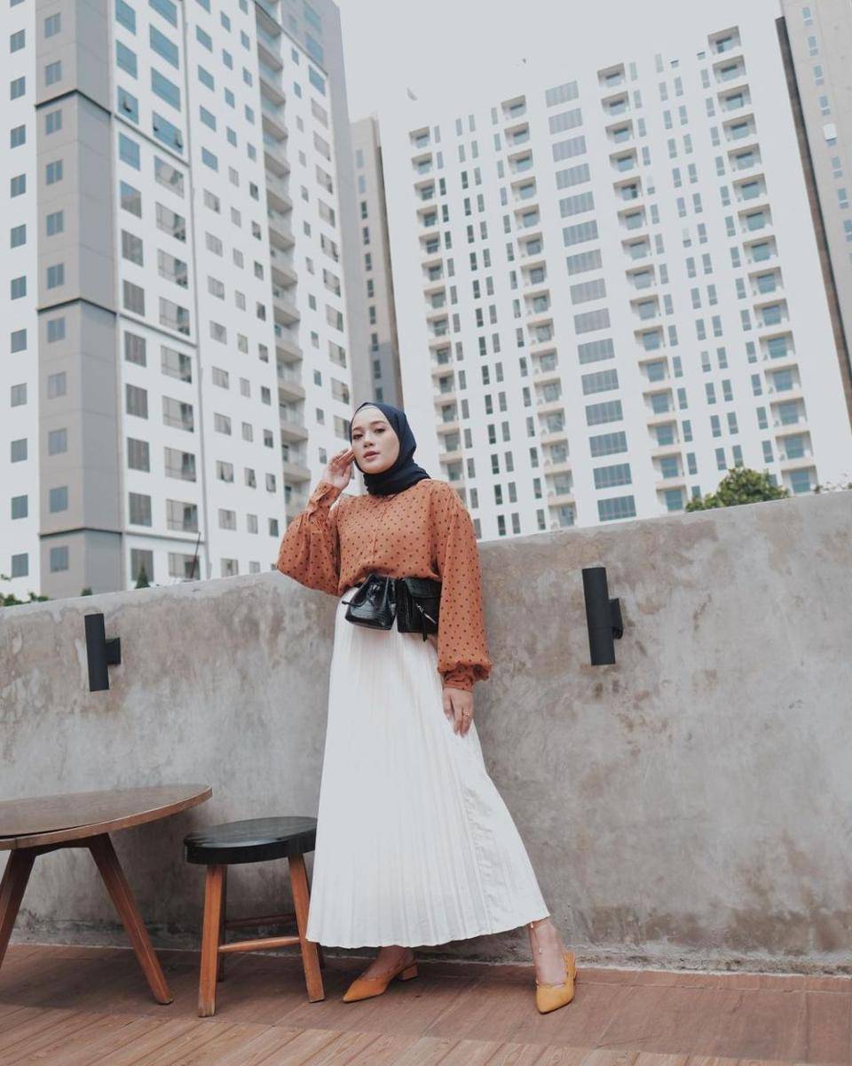 Outfit Ashry Rabani dengan bawahan rok (instagram.com/ashryrrabani)