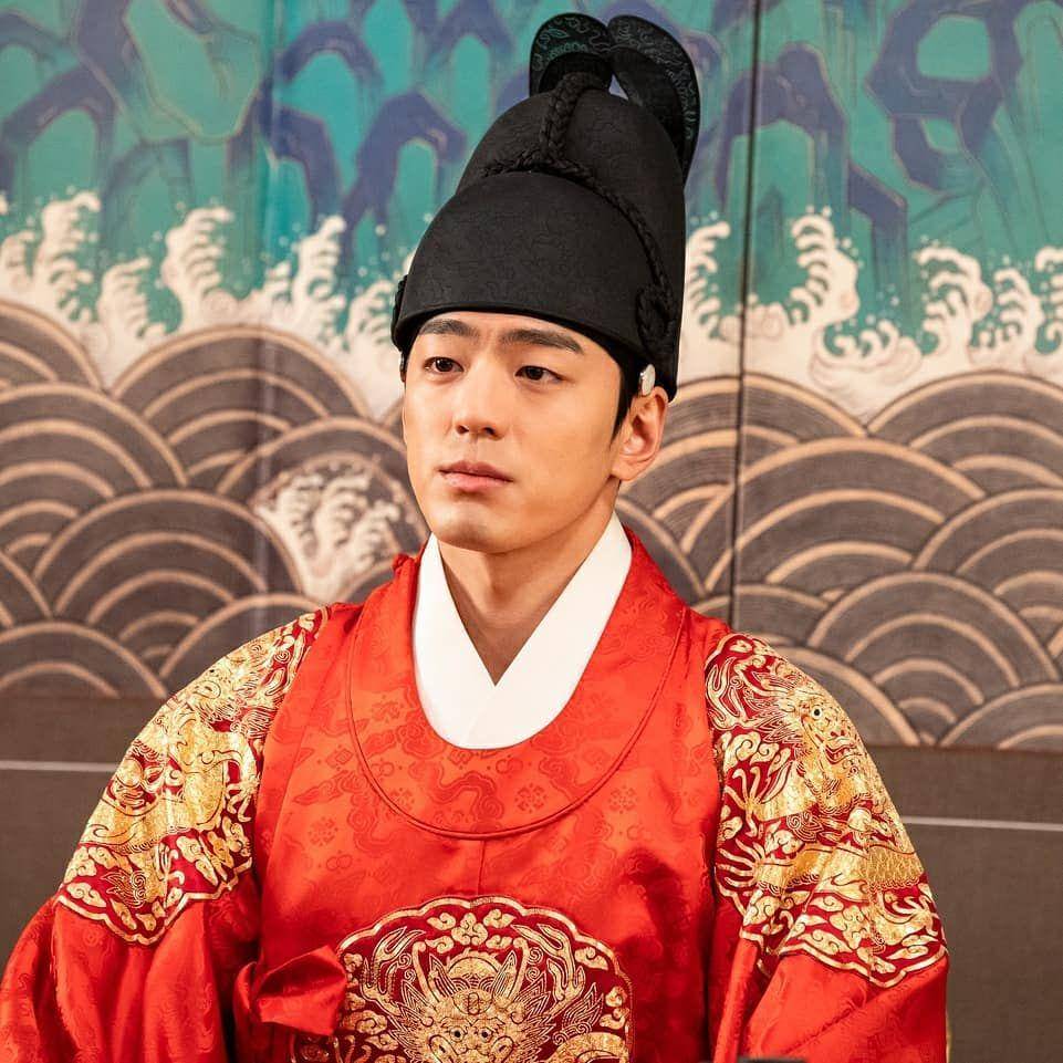 Kim Min Kyu di belakang layar drama Queen: Love and War (instagram.com/mingue.k)