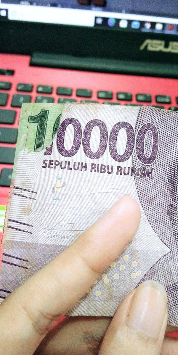 uang kembalian tambalan (twitter.com/clownsshht)