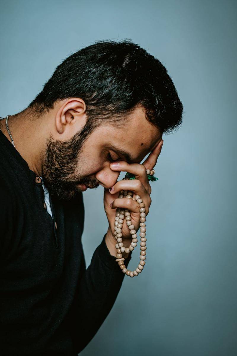 Ilustrasi seorang pria sedang berzikir (unsplash.com/Ashkan Forouzani)