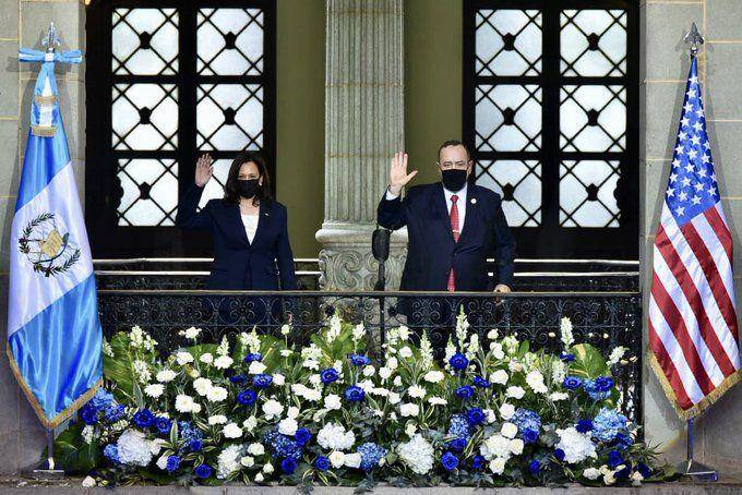 Wakil Presiden AS, Kamala Harris dengan Presiden Guatemala, Alejandro Giammattei dalam kunjungannya ke Guatemala pada 7 Juni 2021. (Twitter.com/Alejandro Giammattei)