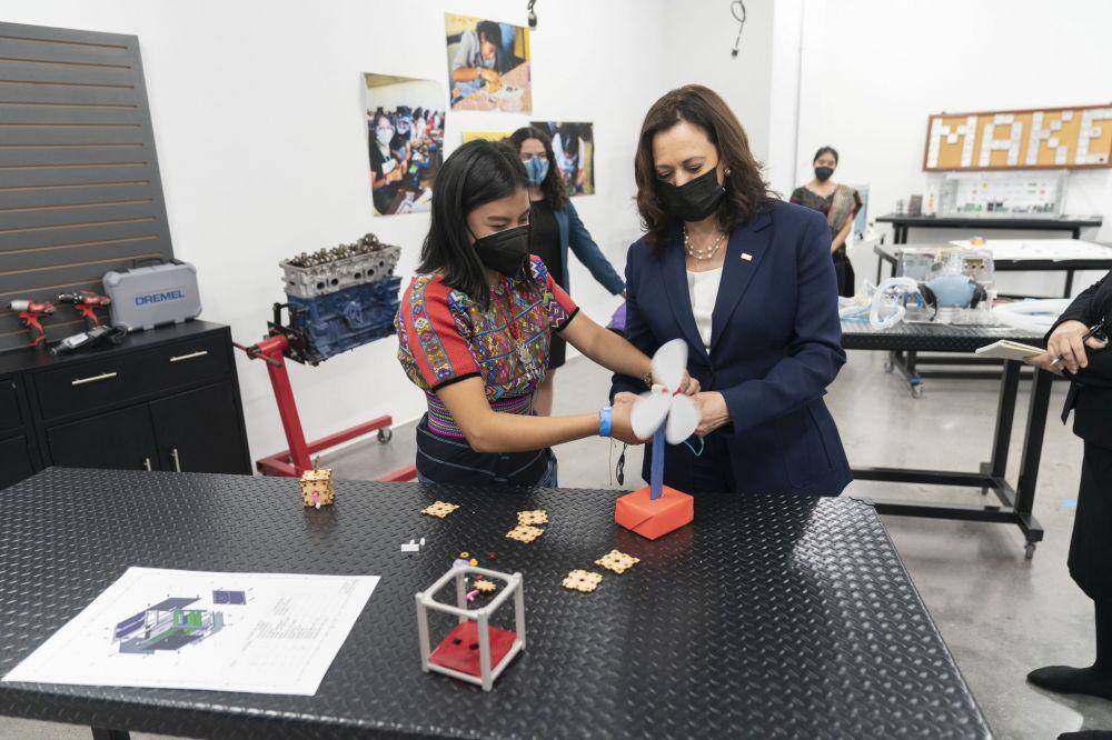Wakil Presiden AS Kamala Harris dalam kunjungannya ke Guatemala pada 7 Juni 2021 melihat apa yang sedang dikejakan siswa Guatemala. (Twittet.com/Vice President Kamala Harris)