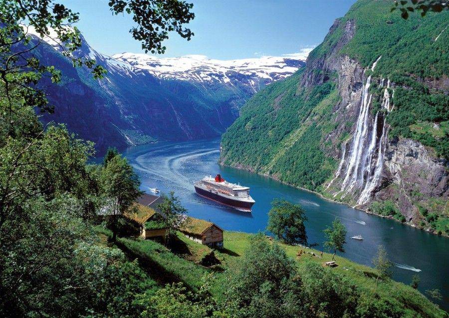 Menikmati pemandangan fyord dengan kapal feri (cruise.co.uk)